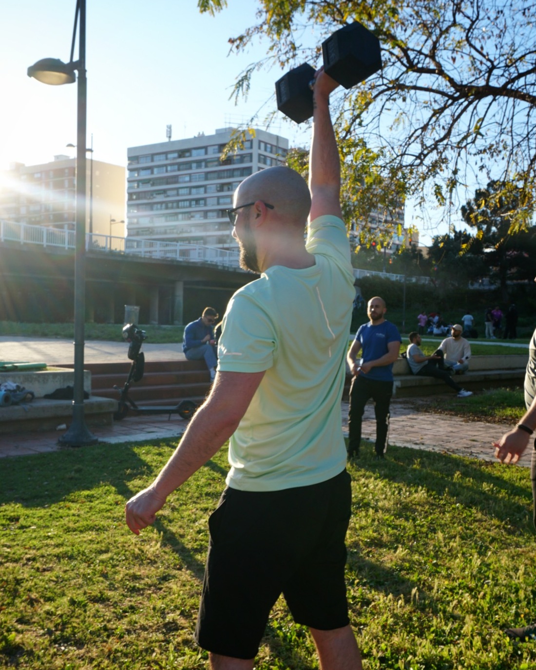 Entrenamiento con mancuerna al atardecer en el Jardín del Turia