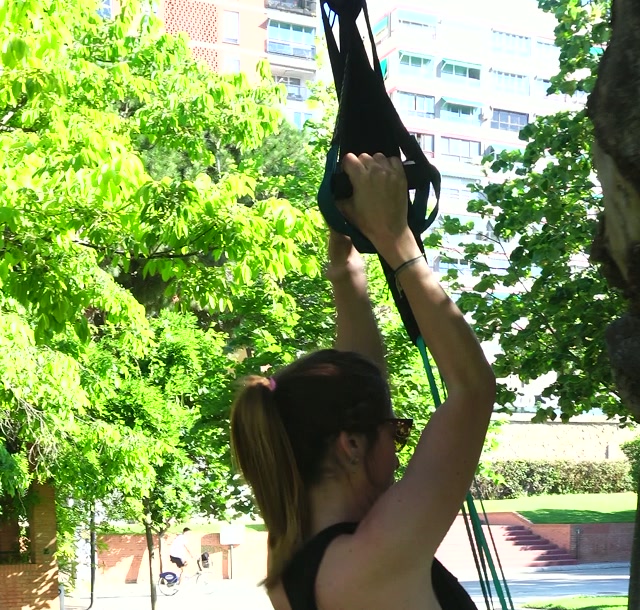 Remo en suspensión con las asas ancladas a un árbol del Jardín del Turia
